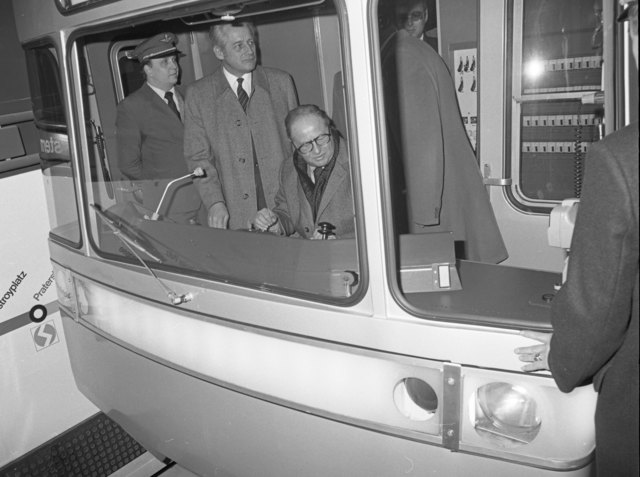 Im Eröffnungszug ist der damalige Bundeskanzler Bruno Kreisky (Mitte sitzend) in der Position des U-Bahn-Fahrers mit Bürgermeister Leopold Gratz (2.v.l.) zu sehen. | Foto: Wiener Linien