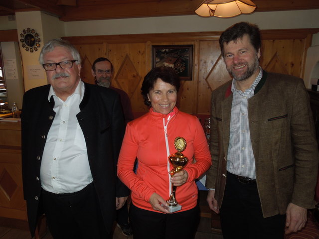 TKB-Präsident Hermann Hotter, Verena Klaunzer und Bgm. Hannes Juffinger (v. li.). | Foto: Werner Martin