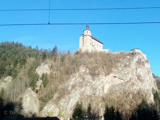 Diese Kirche wurde auf den Ruinen der ehemaligen landesfürstlichen Burg gebaut. Erbaut von 1661_1663.