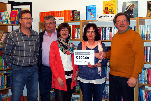 v.l.: Gustav Huber, Toni Lutz, Marianne Wörz, Büchereileiterin Christa Pohler und Obmann Stuanwander-Verein Sepp Lutz.