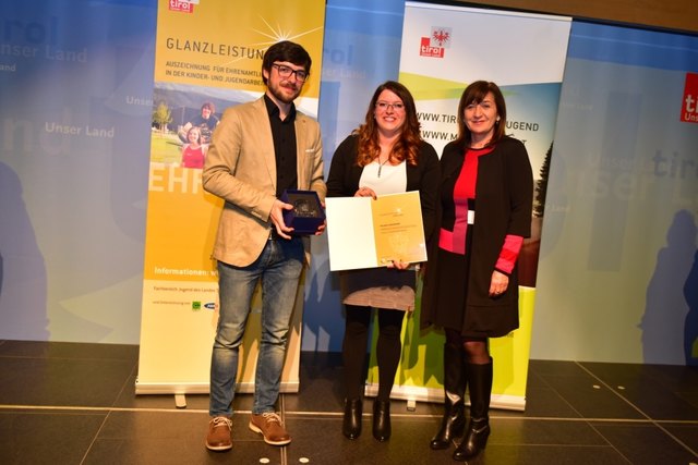 Michaela Wiedemair bei der Ehrung mit LR Dr. Beate Palfrader und Roman Sillaber, Leiter der Abt. Kath. Jugend der Diözese Innsbruck.