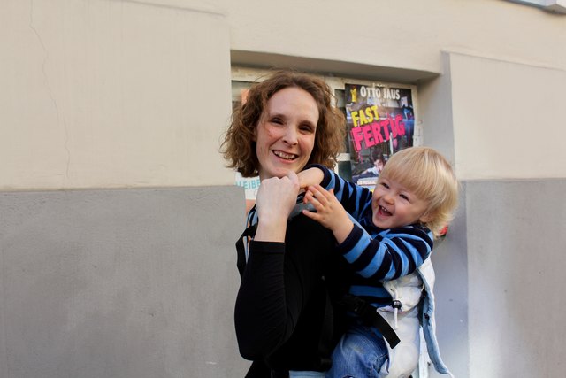 Der kleine Tobias hat leicht Lachen: Mama Cornelia Auernigg weiß genau, wie er (und andere Babies) am liebsten getragen werden!
