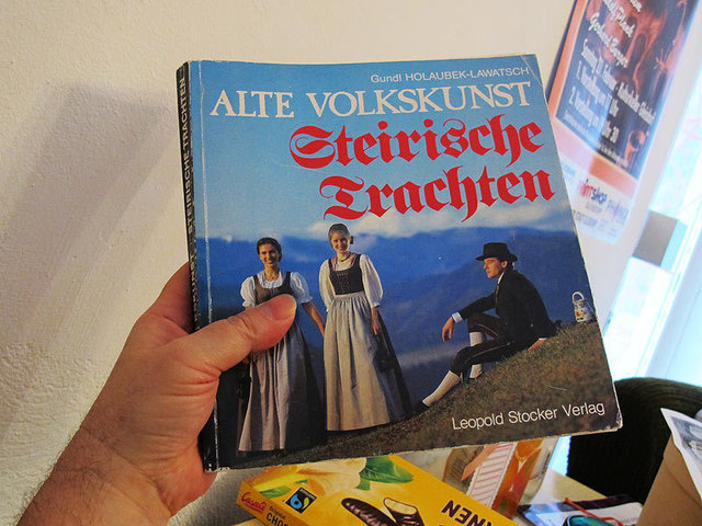 Trachten sidn auch ein kulturelles Code-System, das man "lesen" kann, wenn man wenigstens das Basis-Vokabular kennt.