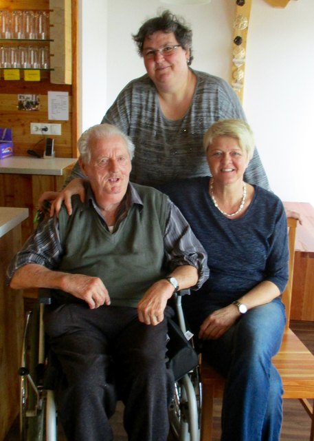 Pflegedienstleiterin Sabine Haspe (hinten), Hausleiterin Franziska Gruber mit Bewohner Karl W. | Foto: Föhrenhof