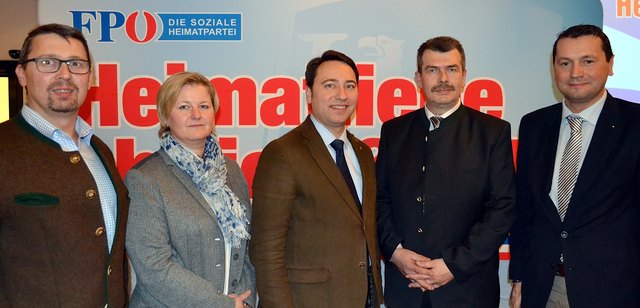 Beim Parteitag: Andreas Roither, Eva Striedinger, Manfred Haimbuchner, Rudolf Kroiß und Arthur Kroismayr (v.l.). | Foto: FPÖ