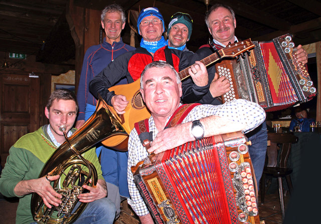 A prächtige Musi! Unsere Band - Alois Schnöll jun., Alois Schnöll sen., Eduard Höllbacher und LH-Stv. Christian Stöckl - mit Franz Pölzleitner vom Gästeservice Tennengau und HP Kreidl, skitourenwinter.com.