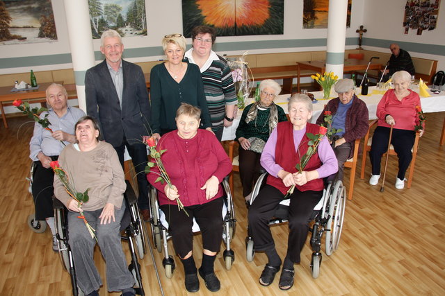 Die Februar-Jubilare im Föhrenhof im Kreis der Gratulanten, an der Spitze Vzbgm. Walter Berghofer.
