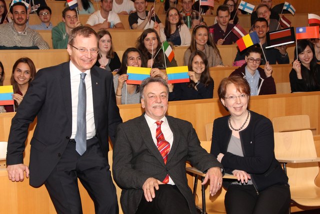 Landeshauptmann-Stellvertreter Thomas Stelzer, Gerald Reisinger (GF FH Oberösterreich) und Dekanin Margarethe Überwimmer (v. l.) mit den internationalen Studierenden am FH OÖ Campus Steyr. | Foto: FH OÖ