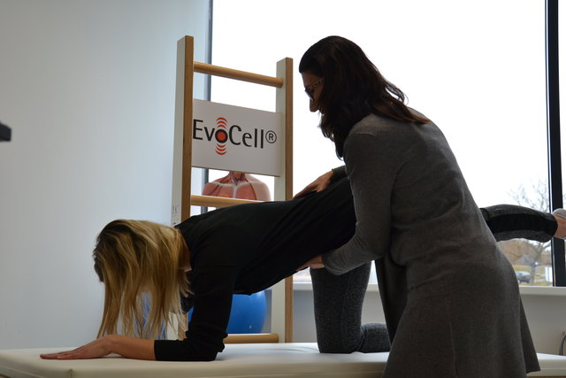 Studiengangsleitern Heike Bauer-Horvath zeigt Übungen an der Therapieliege. | Foto: FH Burgenland