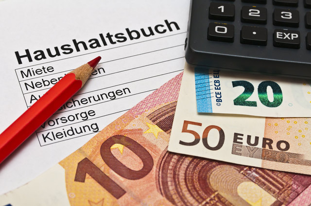 Geldsorgen können Ängste auslösen, das führt oft zur verstärkten Einnahme von Schmerzmitteln.