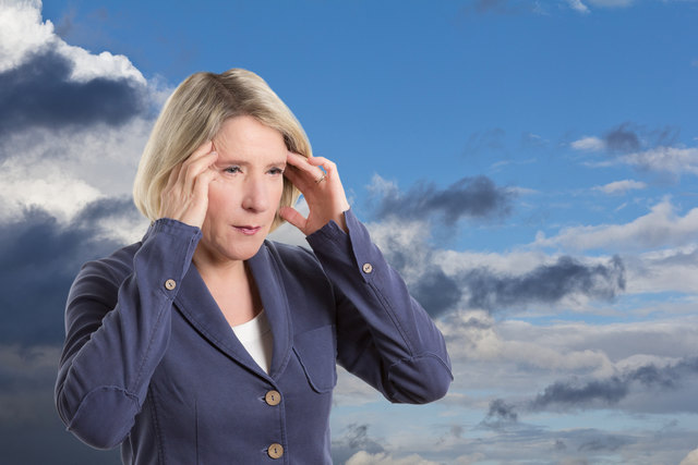 Kopfschmerzen, Müdigkeit und Erschöpfung - die Anzeichen von Wetterfühligkeit sind vielfältig.