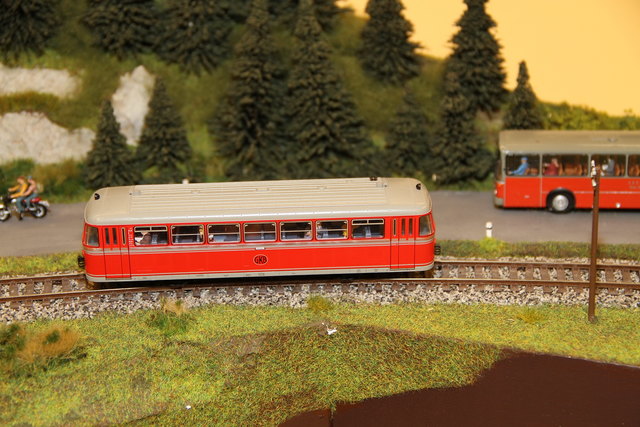 Roter Blitz trifft Bus