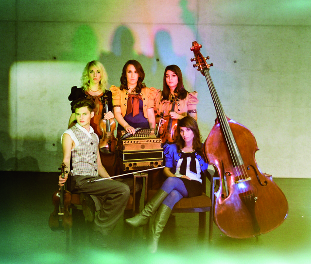 Die fünf VollblutmusikerInnen von ALMA spielen in Garsten unplugged!