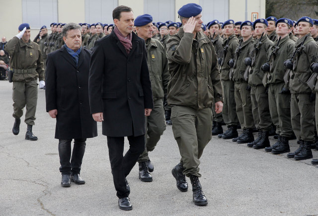Andreas Pernsteiner, Ernst Gödl, Franz Schlögl und Maximilian Trares beim Abschreiten der Front. | Foto: Bundesheer