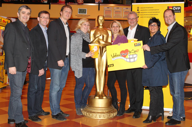 LAbg. Walter Temmel, RM Stefan Zlatarits, LAbg. Bernhard Hirczy, GF Eva Winkler, GF Karin Lebits, LPO Thomas Steiner, BR Marianne Hackl und KO Christian Sagartz im Dieselkino Oberwart
