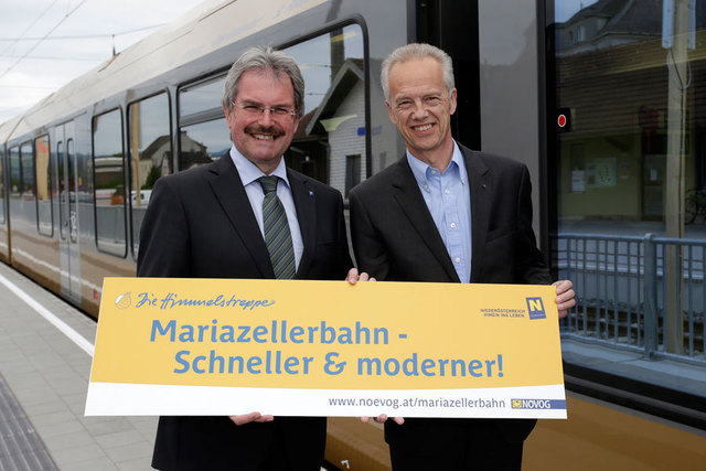 Zahlreiche Investitionen haben die Mariazellerbahn schneller und moderner gemacht, im Bild: Verkehrslandesrat Karl Wilfing und NÖVOG Geschäftsführer Gerhard Stindl. (© NÖVOG/Luger)