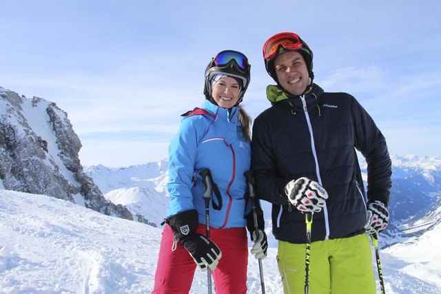 Moderatorin Conny Bürgler erkundet auf ServusTV gemeinsam mit Ski-Legende Mario Matt den Arlberg. | Foto: © ServusTV