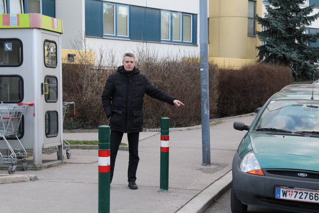 Herr Robert Brozek zeigt hier, dass normal größere Fahrzeuge hier stehen.