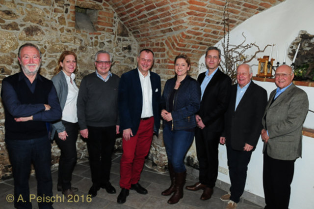 Der neue – alte – Vorstand der NÖAAB Gemeindegruppe Gumpoldskirchen mit Bezirksobmann LAbg. Bgm. Hans Stefan Hintner (4. vl): Ing. Karl Graf, Sabine Marktl, Bgm. Ferdinand Köck, Judith Hartl, DI (FH) Martin Pross, MSc, Ing. Walter Promitzer und Emmerich L