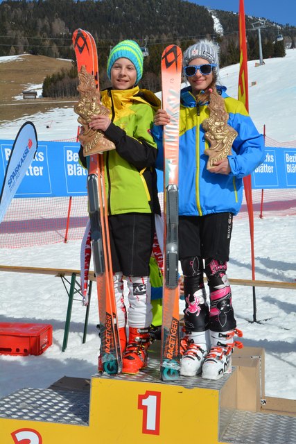 Die beiden Tagessieger Adrian Klotz vom SV Pfunds und Anna Hackl vom SV Zams, beide aus der Klasse U12