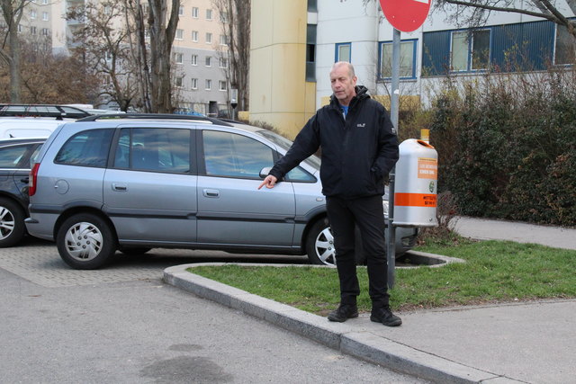 Herr Lechner Martin zeigt, dass auch hier geparkt wird. Und dann sieht man nicht mehr in die Kreuzung.