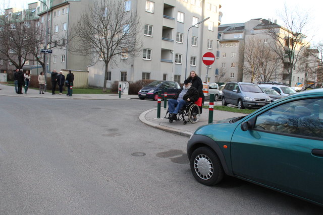 Auch mit Rollstuhl fällt ein übersetzen der Straße schwer.