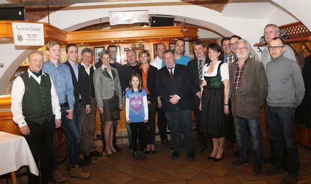 Stolze Obfrauen- und Männer und Führungskräfte von Vereinen und Gemeinde: (v.l.n.r)
Sportausschußobmann GK Johann Kalcher, Schafzahl Thomas, GR Manuel Kahr, 2.VBGM Thomas Matzer, GR Andrea Lammer, 1.VBGM Werner Reisenhofer, Josef Fiedler, Nora Krenn, GR B