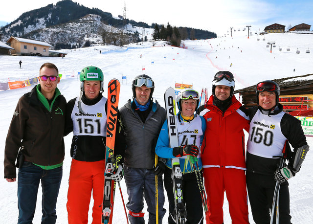 Die Organisatoren Johann Köhlbichler (2.v.r.) und Markus Köhlbichler (l.) vom HFC ASKÖ Auhof Kaprun mit den Skistars Manfred Pranger , Sebastian Vitzthum , Ingrid Stöckl und Ernst Riedlsperger.