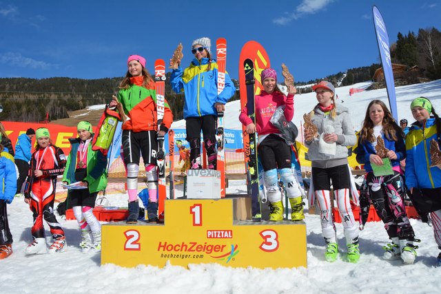 Das Podest der U12 weiblich: Angelina Gundacker vom SK Zirl Trithlon, Siegerin Anna Hackl vom SV Zams und Elisa Riegler vom SC Hall