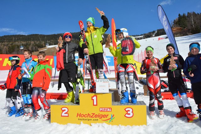 Das Podest der U12 männlich: Tobias Pittracher vom SK Raika Volders, Sieger Adrian Klotz vom SV Pfunds und Maximilian Winkler vom SPV Fiss