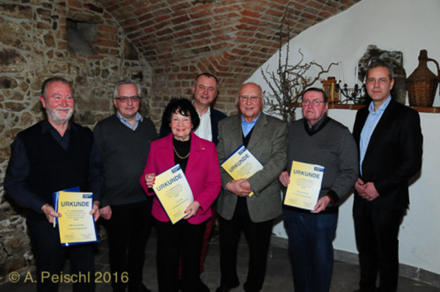 Für langjährige, verdiente Mitgliedschaft wurden geehrt: Ing. Karl Graf (links), Ilse Lipp (3. vl), Emmerich Lipp (5. vl) und Dietmar Breindl (2. vr). Es gratulierten: Hans Stefan Hintner (4. vl), Ferdinand Köck (2. vl) und Martin Prosser (re).