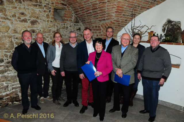 Vorstand und Geehrte des NÖAAB Gemeindegruppe Gumpoldskirchen: OSR Ing. Karl Graf, Ing. Walter Promitzer, Sabine Marktl, Bürgermeister Ferdinand Köck, LAbg. Bgm. Hans Stefan Hintner, Ilse Lipp, DI (FH) Martin Pross, MSc, Emmerich Lipp, Judith Hartl, Dietm