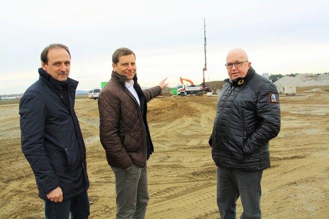 Projektmanager Ernst Suppan, Bernd Kohlbacher und GR Peter Tabor auf der Baustelle.