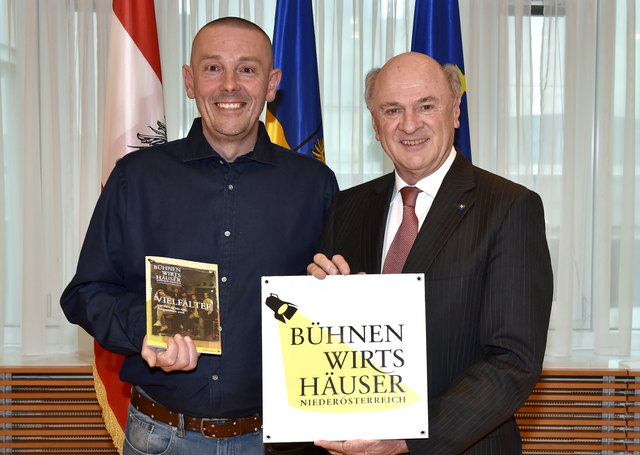 Martin Schmit vom Absdorfer Bühnenwirtshaus Lössiade mit Landeshauptmann Erwin Pröll | Foto: NLK Reinberger