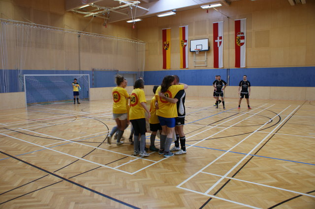 Das Geburtstagskind Richard Allmer wurde während des Spiels überrascht.