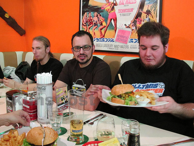 Wenn Michael Tieber (Mitte), Frontman der Youngtimer-Gruppe "Alltagsklassiker", seine Crew zum Saisonauftakt an einen gemeinsamen Tisch ruft, steht dieser Tisch im... True Fellas Diner.