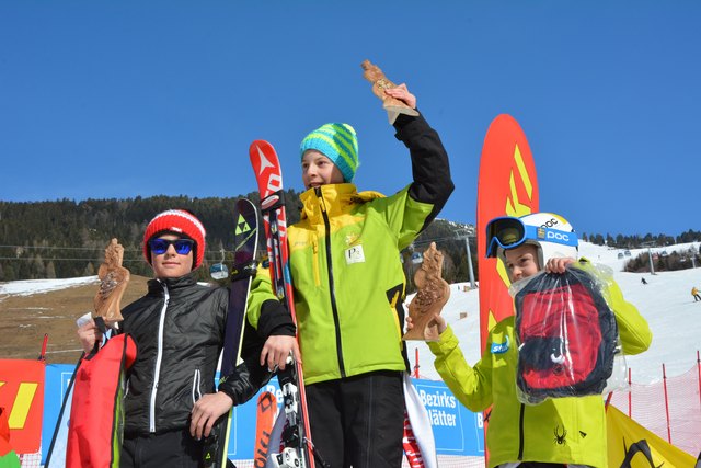 Das Podest der U12 männlich: Tobias Pittracher vom SK Raika Volders, Sieger Adrian Klotz vom SV Pfunds und Maximilian Winkler vom SPV Fiss