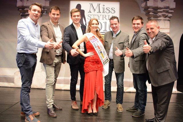Die Weizer Herrenrunde freute sich über "ihre" Miss Styria Janine Goger mit Missenmacher Erich Weber.