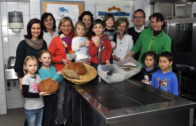 Michaela Wallner, Andrea Hernler, Melanie Golob, Sigi Meixner-Müller, Brigitte Pucher,  Michael Maier und Gabi Hofer mit Kindern aus dem Kindergarten Radenthein | Foto: Poppernitsch