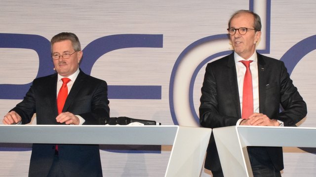 Die Geschäftsführer und Freunde Franz Klein (li.) und Johann Bock (re). begrüßen die zahlreich erschienenen Gäste zum Firmenjubiläum.