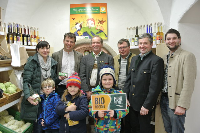 Sigrid Gillmayr (GF Region Urfahr West), Klaus Bauernfeind (Obmann der BioRegion Mühlviertel), Gottfried Mair (Bio Bauer und Betreiber Bio Gwölb) Adi Hinterhölzl (Bürgermeister Eidenberg), Franz Kaiser (Bio Bauer und Betreiber Bio Gwölb), Daniel Breitenfe | Foto: Region u.we