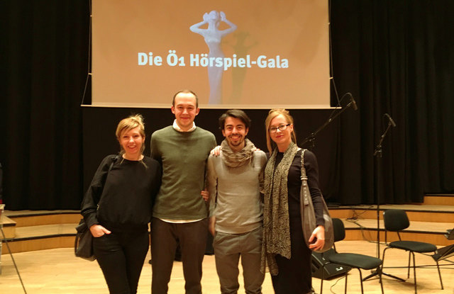 Gratulation: Alexander Hoffelner und Simon Schober bekamen den zweiten Preis für ihr Hörspiel. | Foto: Hoffelner