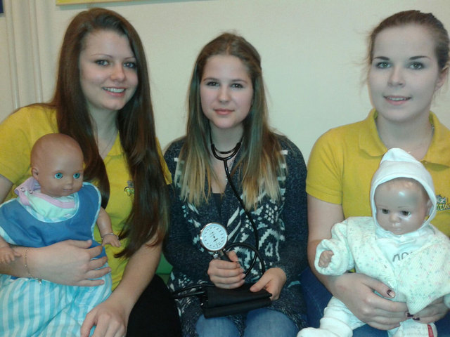 Katharina, Janine und Coleen üben hier noch mit Puppen | Foto: KK