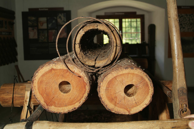 In stehenden Rundmeilern oder Längsmeilern entstand dazumal die begehrte Holzkohle. | Foto: Forstmuseum Silvanum