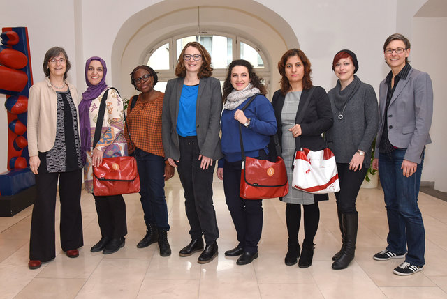 Projektleiterin Gilda Johne (migrare), die Nachbarinnen Melahat Okyar und Vera Lifa Seiverth, Stadträtin Eva Schobesberger, die Nachbarinnen Saranda Havolli und  Roya Yamin, Cornelia Broos (Volkshilfe) und Frauenbeauftragte Jutta Reisinger. | Foto: Stadt Linz