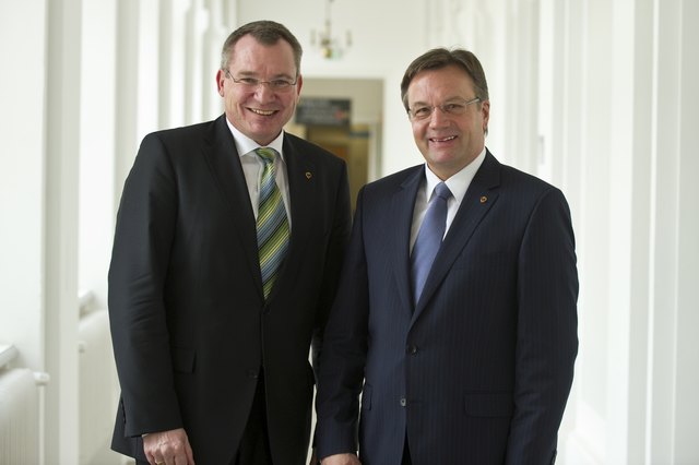 LH Günther Platter und Arbeitslandesrat Johannes Tratter freuen sich über positive Tiroler Arbeitsmarktdaten. | Foto: Land Tirol
