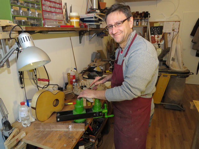 Sämtliche Holzarbeiten für seine Ukulelen fertigt Gregor Nowak selbst in seiner Werkstatt in der Stuwergasse 29.