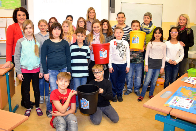 Stadträtin Franziska Olischer, Abfallberaterin Daniela Jordan, Schulleiterin Elisabeth Leitner und Lehrerin Gerlinde Limbacher (von links) mit den SchülerInnen der 1a der Jakob Thoma Mittelschule. | Foto: Garaus