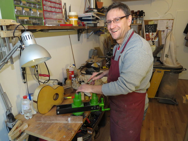 Sämtliche Holzarbeiten für seine Ukulelen fertigt Gregor Nowak selbst in seiner Werkstatt in der Stuwergasse 29.