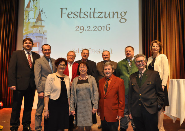 Vorne von links: Ulrike Steininger, Adelheid Kreischer, Oskar Stöglehner, Herbert Kafka. Hinten von links: Vizebürgermeister Wolfgang Affenzeller, Bernhard Huemer, Winfried Steininger, Gerald Winklehner, Franz Kastler, Rudolf Scharizer und Vizebürgermeist | Foto: Stadtgemeinde Freistadt